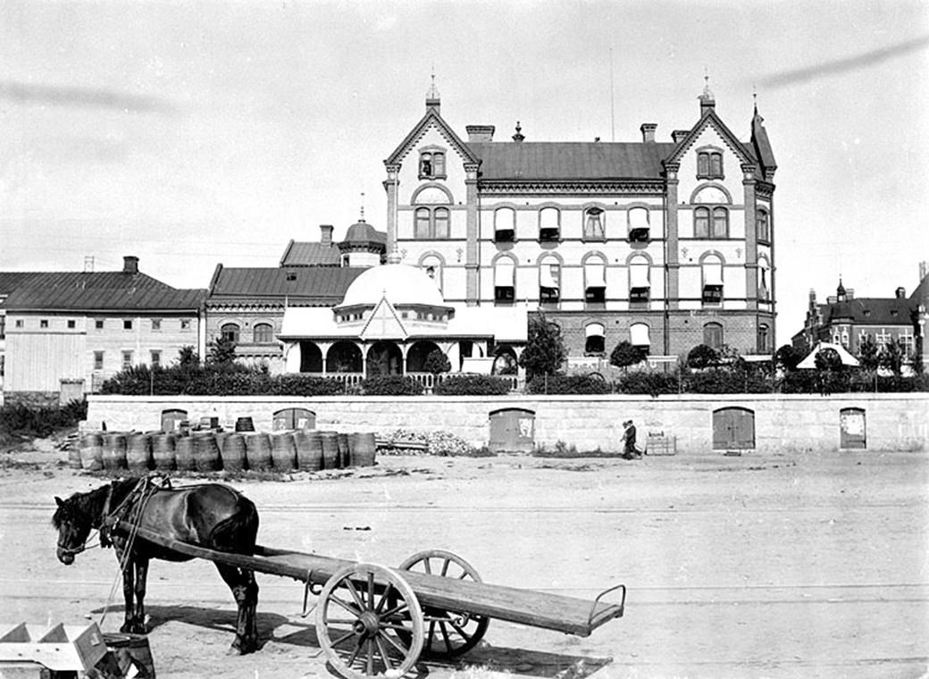 Stora hotellen med terrass och musikpaviljong och sannolikt öltunnor som brukade förvaras i utrymmet under terrassen där spritbolaget hade sitt lager. Foto från tiden innan terrassen förlängdes västerut som en del av Ragnar Östbergs teaterhus.