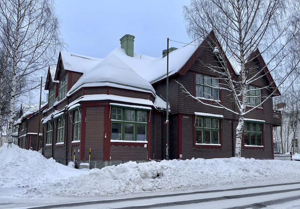 Jägmästare Ringstrands villa fick bygglov 1899 efter ritningar av Kasper Sahlin och Gustaf Birch Lindgren. Stommen uppfördes av stående och liggande timmer medan bottenvåningen kläddes med liggande panel och övervåningen med spån (shingle).
